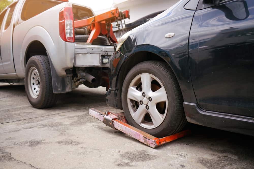 Towing El Paso is owned and operated by a veteran. It offers local and long-distance towing, motorcycle towing, heavy-duty and light-duty towing, flatbed towing, accident removal, car body removal and emergency towing services