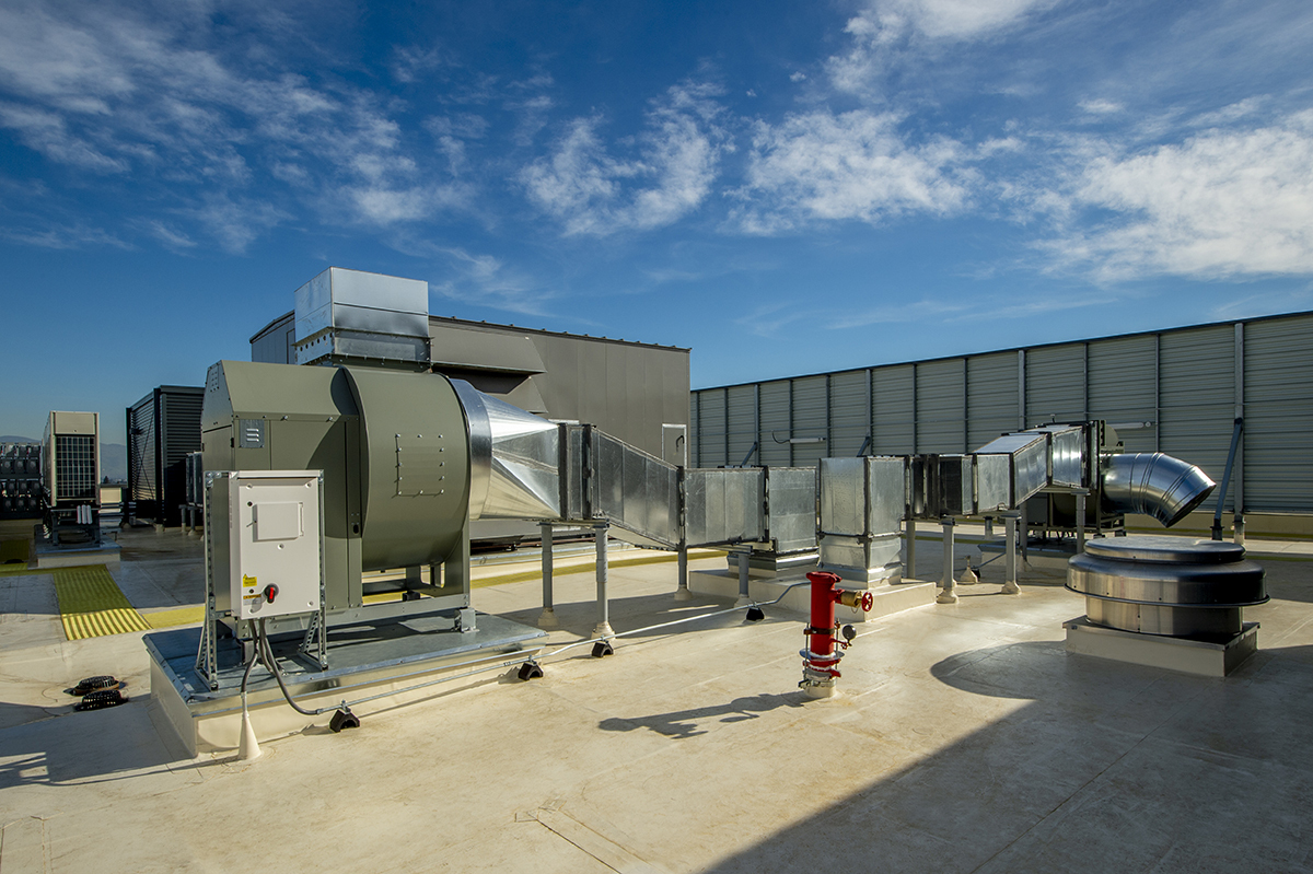 Rooftop HVAC with chillers and VRV refrigeration units